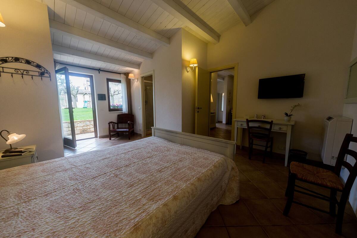 Minibar, free WiFi, bed sheets