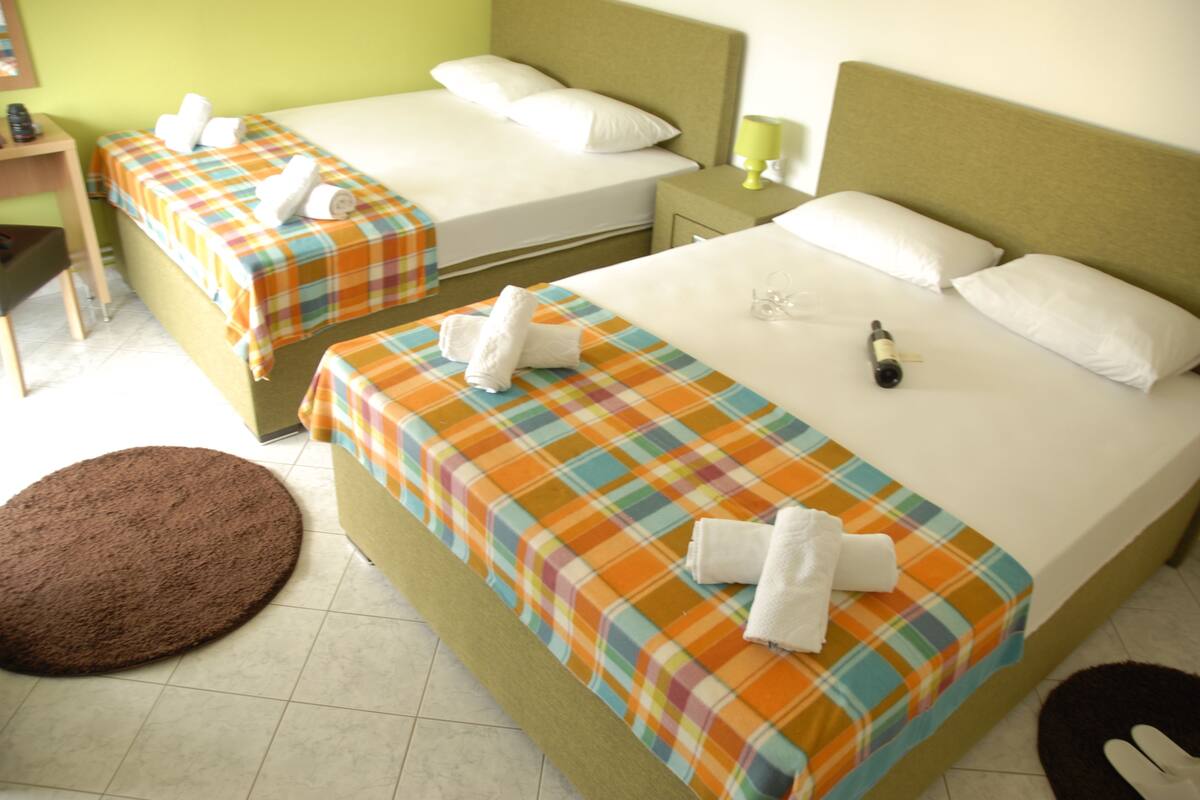 Quadruple Room | In-room safe, desk, laptop workspace, soundproofing