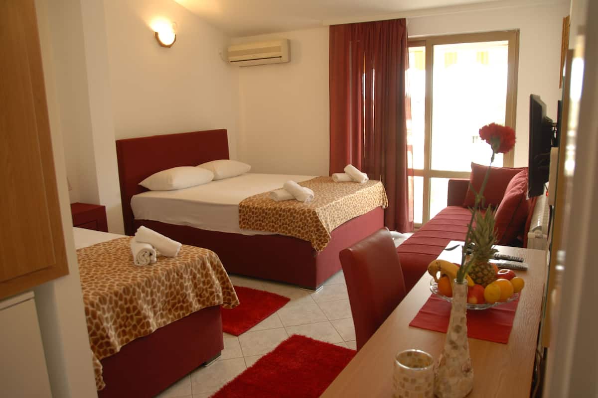 Superior Triple Room | In-room safe, desk, laptop workspace, soundproofing