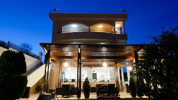 Depan hartanah - siang/malam