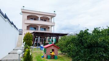 Kawasan main kanak-kanak – terbuka