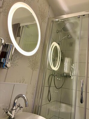 Double Room, Garden View (Room 1 Glyder Fawr) | Bathroom | Shower, free toiletries, hair dryer, bathrobes - Summer Hill Guest House (Betws-Y-Coed)
