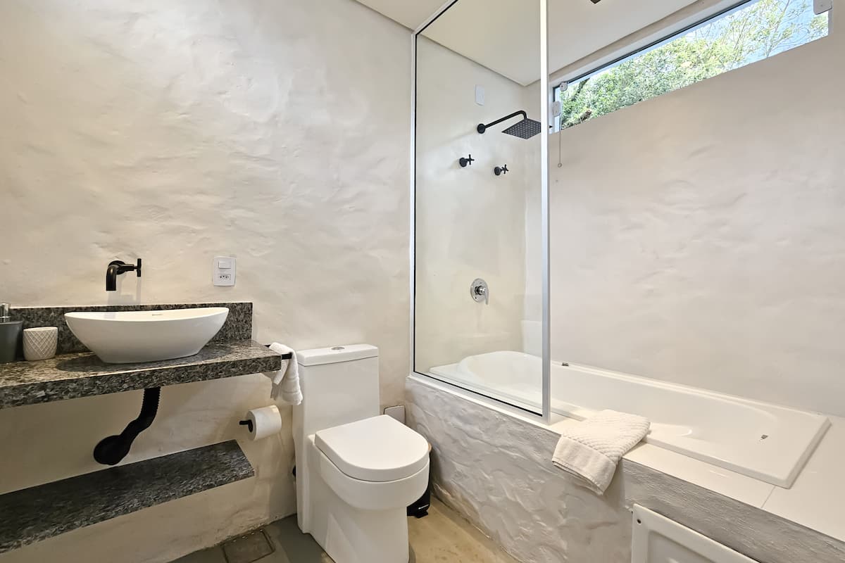 Romantische suite, bubbelbad, uitzicht op tuin | Badkamer | Gratis toiletartikelen, een haardroger, een bidet, handdoeken