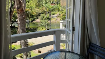 Apartamento superior, cozinha americana, vista para o lago | Comodidades do quarto