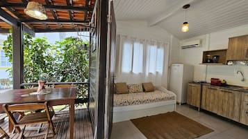 Chalé da Bananeira \- Quinta da Margem \- Floripa | Khu phòng khách | TV 32-inch có truyền hình kỹ thuật số