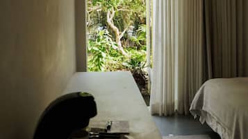 Suite Jasmim com Banheira \- Quinta da Margem (S2) | Bộ trải giường bằng vải cotton Ai Cập, bộ đồ giường cao cấp, minibar