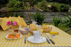 Studio 4 - Pitanga | 屋外ダイニングエリア