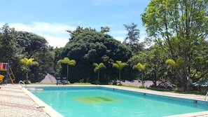 Hồ bơi ngoài trời