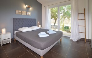 4 bedrooms, travel crib, free WiFi, bed sheets - Nice home in Bonifacio (Bonifacio)