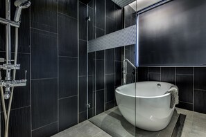 Grand Double Room, 1 Queen Bed, Bathtub, City View (2F) | Deep soaking bathtub - Reality Design Inn (Tainan)