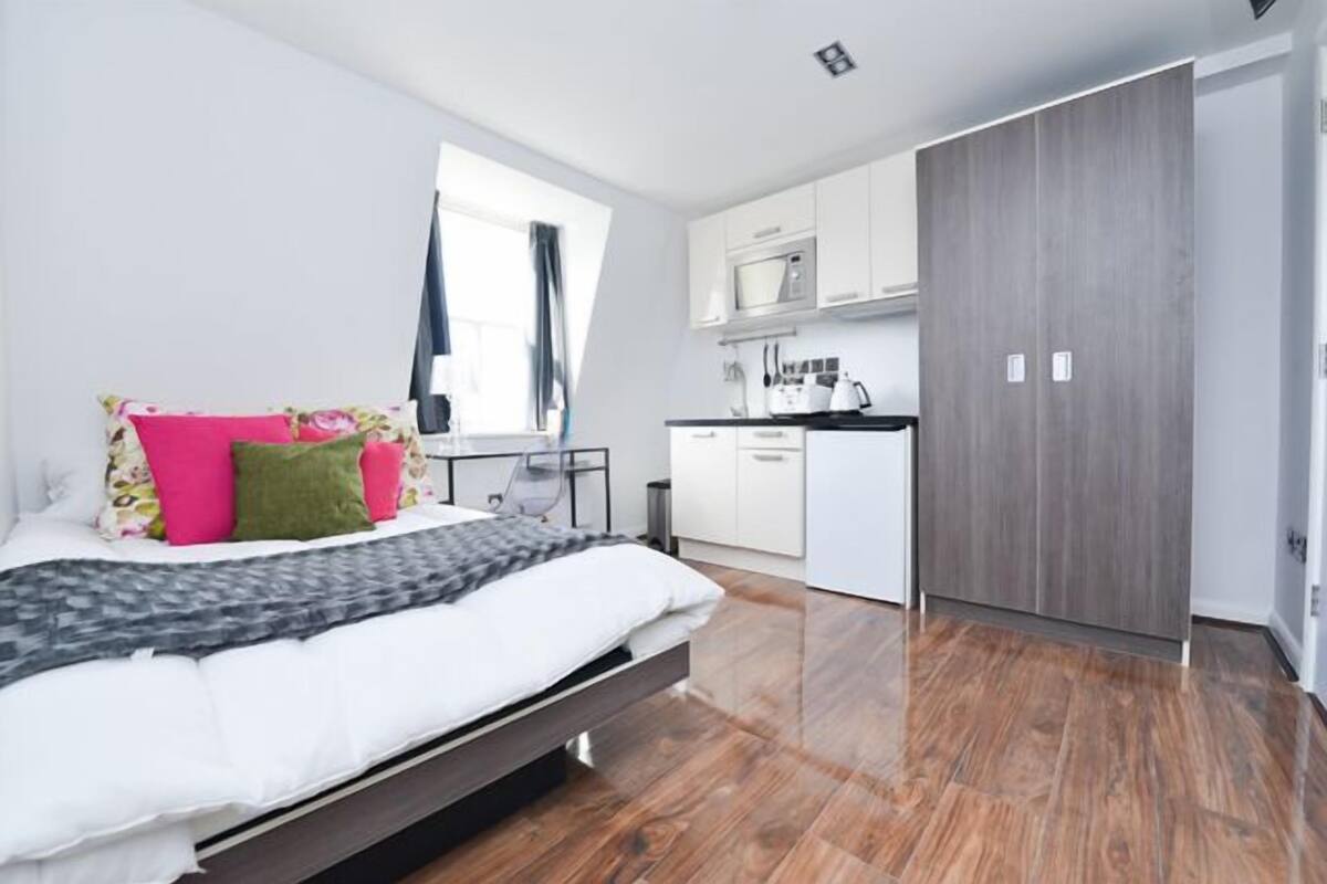 Studio, 1 dobbeltseng, tekjøkken | 1 soverom, skrivebord, strykejern/-brett og wi-fi (inkludert)