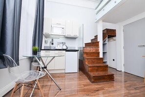 Maisonette, 1 Einzelbett, Kochnische | Essbereich im Zimmer