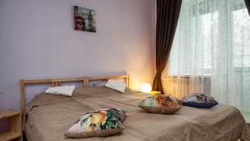 Basic Double or Twin Room | Peralatan tempat tidur premium, meja, seterika/papan seterika