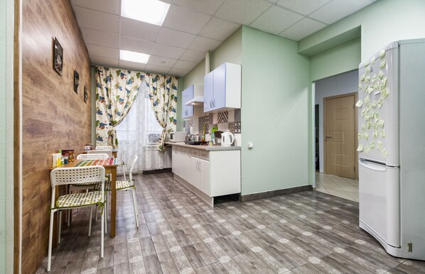 Refrigerador con congelador, microondas y parrilla de estufa