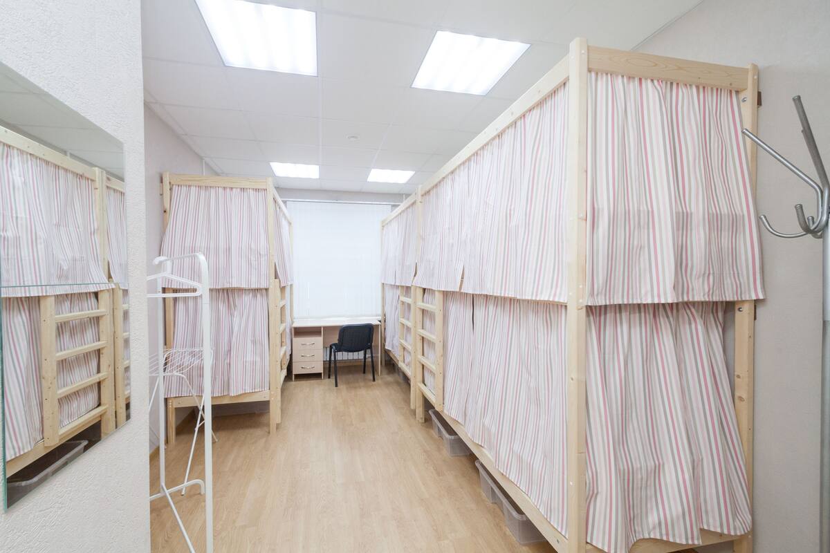 Economy Shared Dormitory, Women only (6 beds) | Peralatan tempat tidur premium, meja, seterika/papan seterika