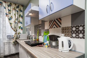 Refrigerador con congelador, microondas y parrilla de estufa