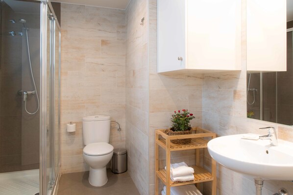 Suihku, ilmaiset hygieniatuotteet, hiustenkuivaaja, pyyhkeet