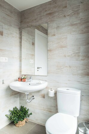 Standaard appartement | Badkamer | Een douche, gratis toiletartikelen, een haardroger, handdoeken