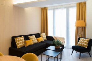 45–tuumainen taulutelevisio, jossa digitaalikanavat