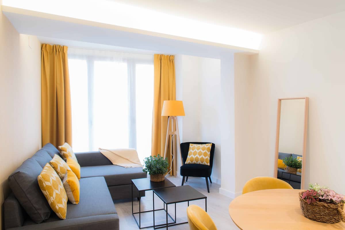 Apartamento, accesible para personas con discapacidad | Zona de estar | Televisión de pantalla plana de 45 pulgadas con canales digitales