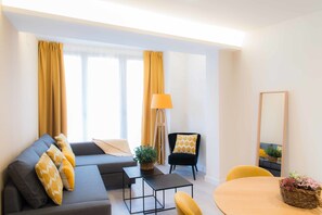 Huoneisto, esteetön | Oleskelualue | 45–tuumainen taulutelevisio, jossa digitaalikanavat