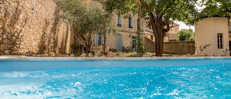 Piscine extérieure, chaises longues