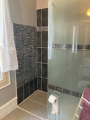 Panoramic-Doppelzimmer (Celine) | Badezimmer | Dusche, kostenlose Toilettenartikel, Haartrockner, Handtücher