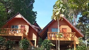 Two wooden cabins with balconies, surrounded by greenery and trees. - Banhalawee (Ko Yao)