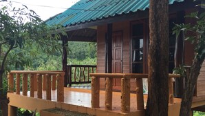 A wooden house with a balcony and steps leading to it. - Banhalawee (Ko Yao)