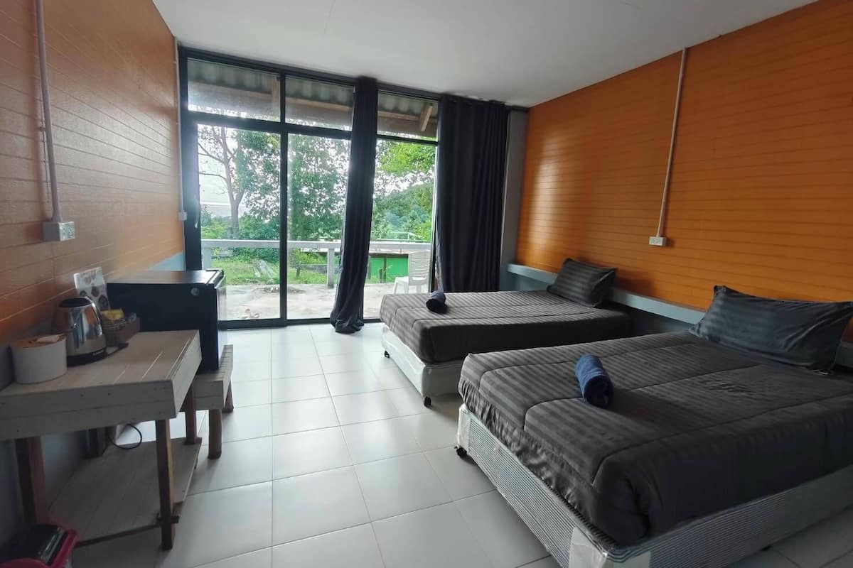 Minibar con artículos gratuitos y escritorio