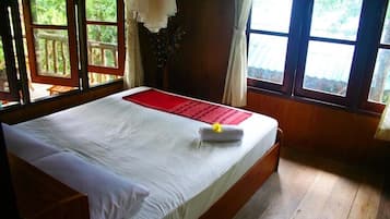 Bungalow with Sea View | Artículos del minibar gratis y escritorio