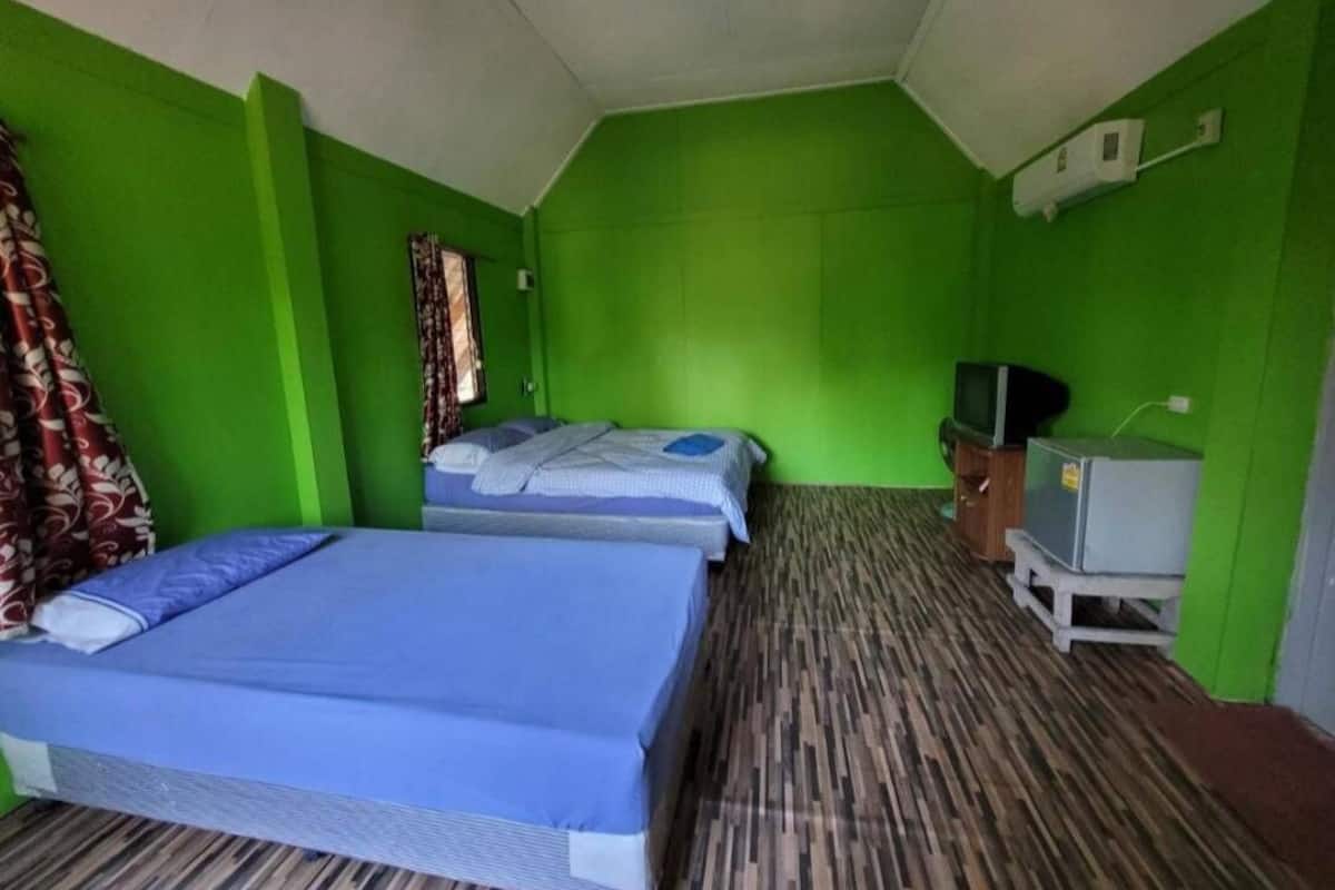 Minibar con artículos gratuitos y escritorio
