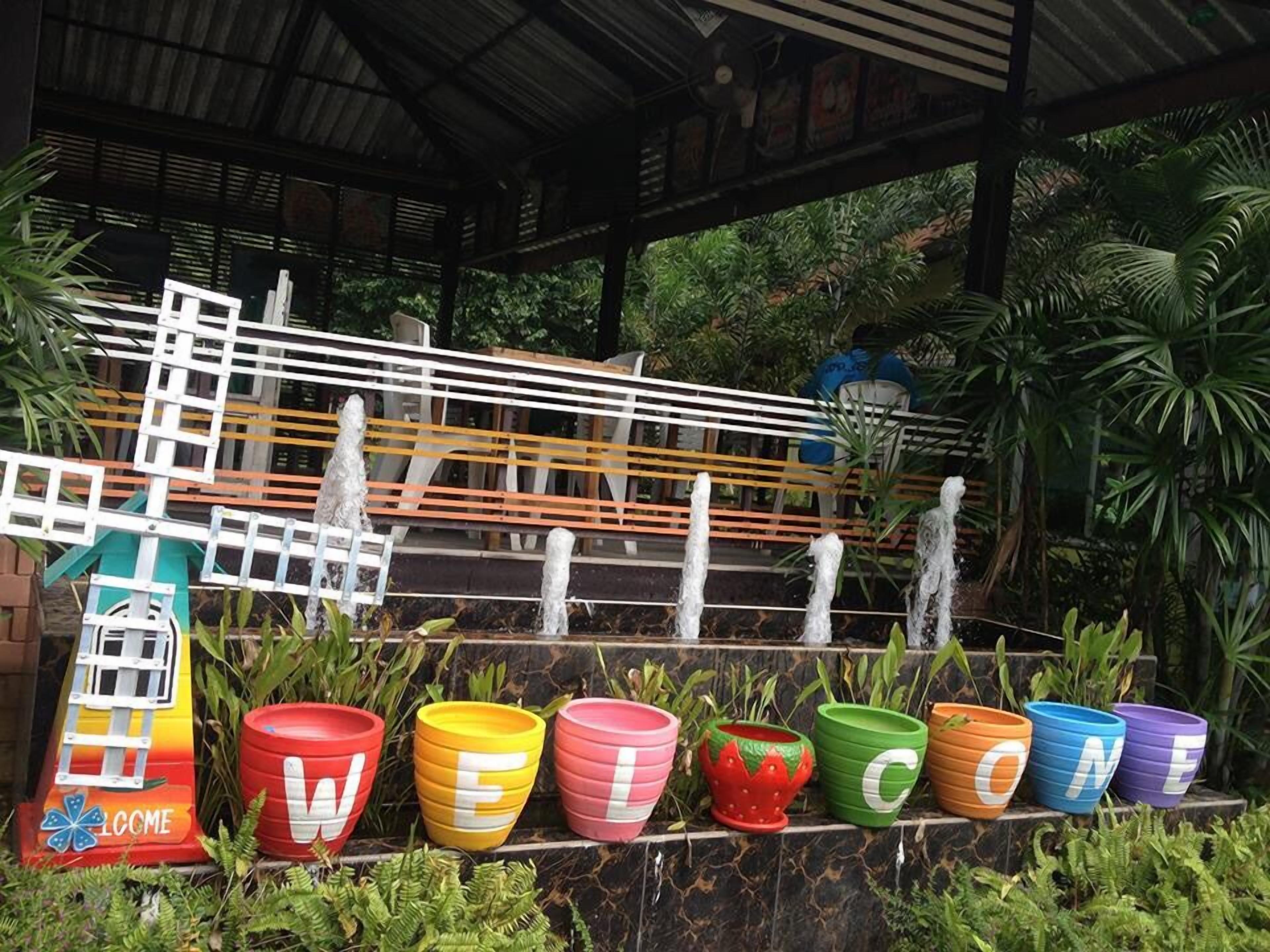 Breakfast, lunch and dinner served