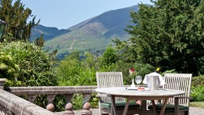 Mesa colocada al aire libre con vistas a una cadena montañosa.