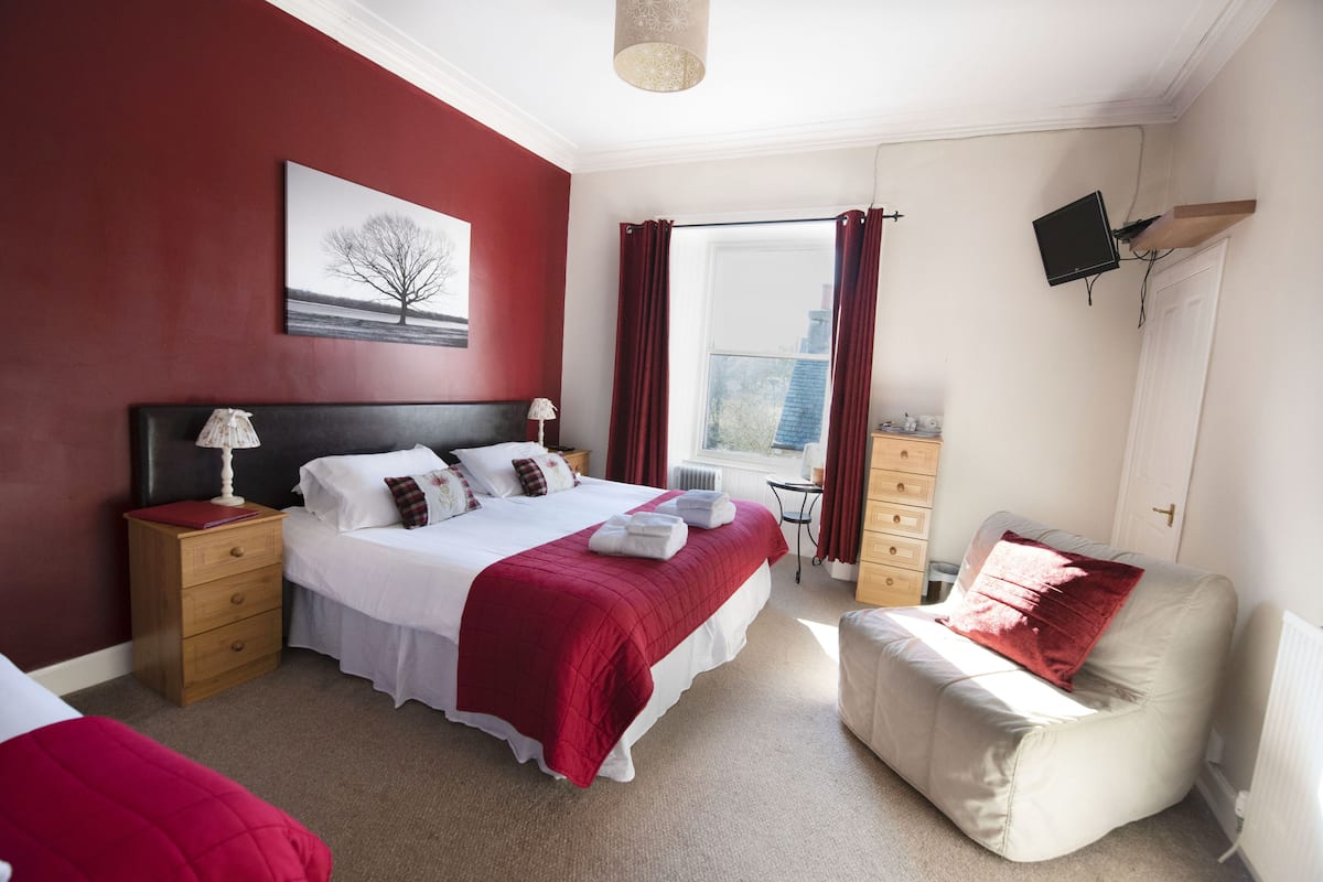 Family Room (Deluxe) | In-room safe, desk, free WiFi, bed sheets