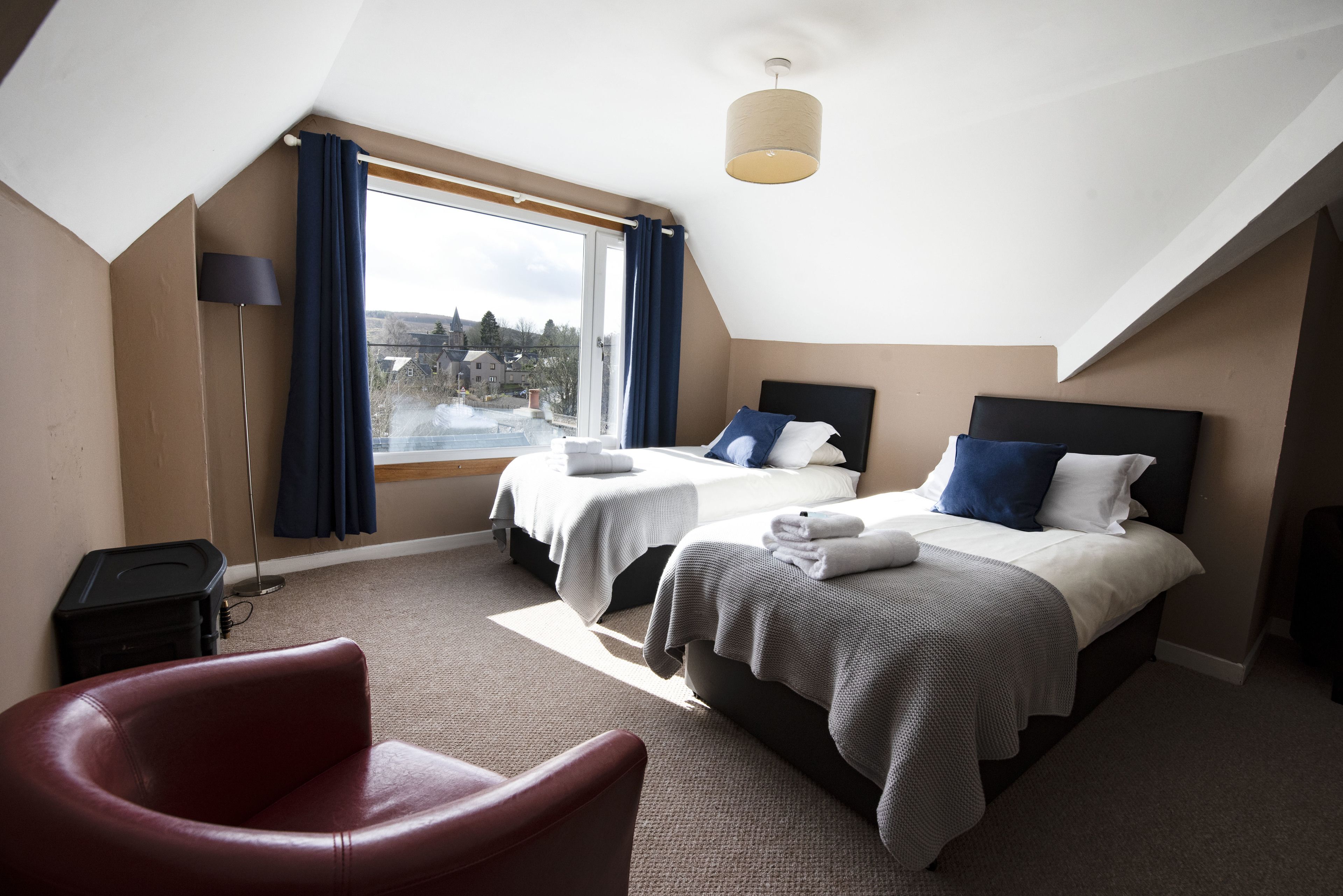 Eenvoudige driepersoonskamer, 3 eenpersoonsbedden | Een kluis op de kamer, een bureau, gratis wifi, beddengoed