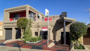 Front of property - Vhavenda Hills Bed & Breakfast (Soweto)