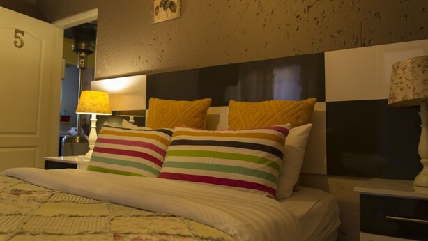 Double Room (Yellow) - Vhavenda Hills Bed & Breakfast (Soweto)