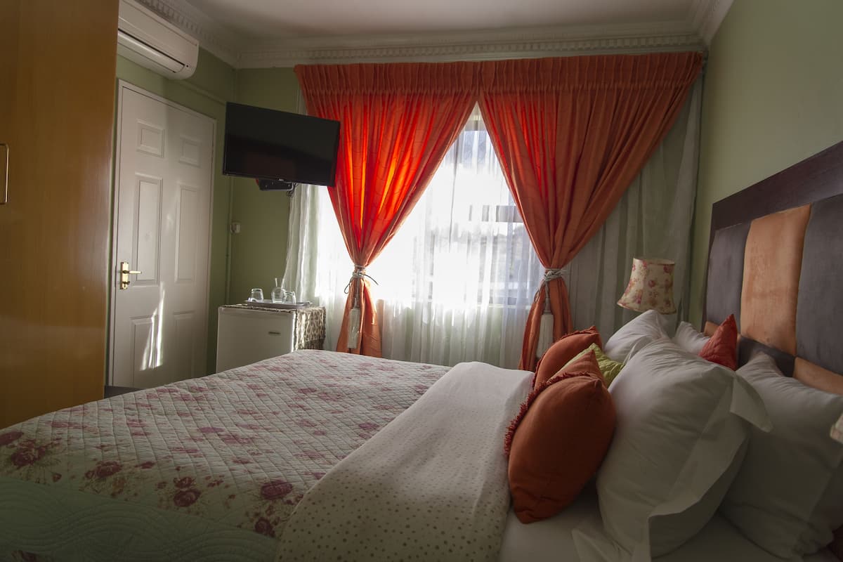 Double Room (Purple) | Free WiFi
