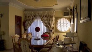 Breakfast area - Vhavenda Hills Bed & Breakfast (Soweto)