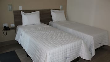 Quarto, 2 camas de solteiro | Escrivaninha, espaço de trabalho para notebook, cortinas blackout