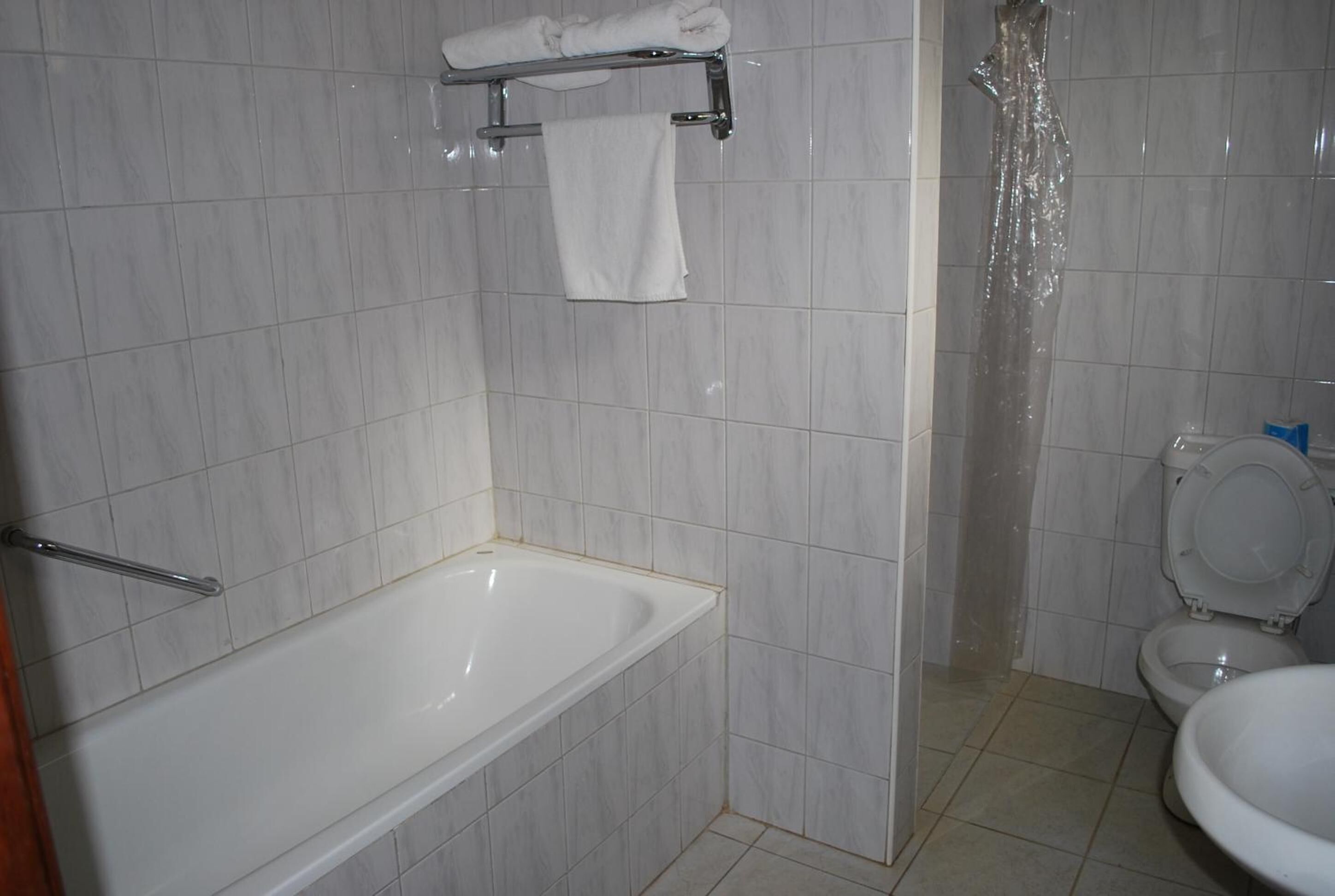 combined shower/bathtub, free toiletries, towels