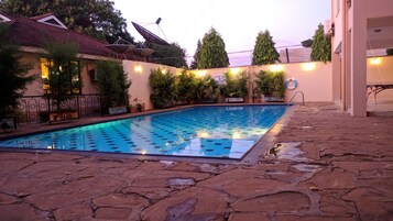 Una piscina al aire libre