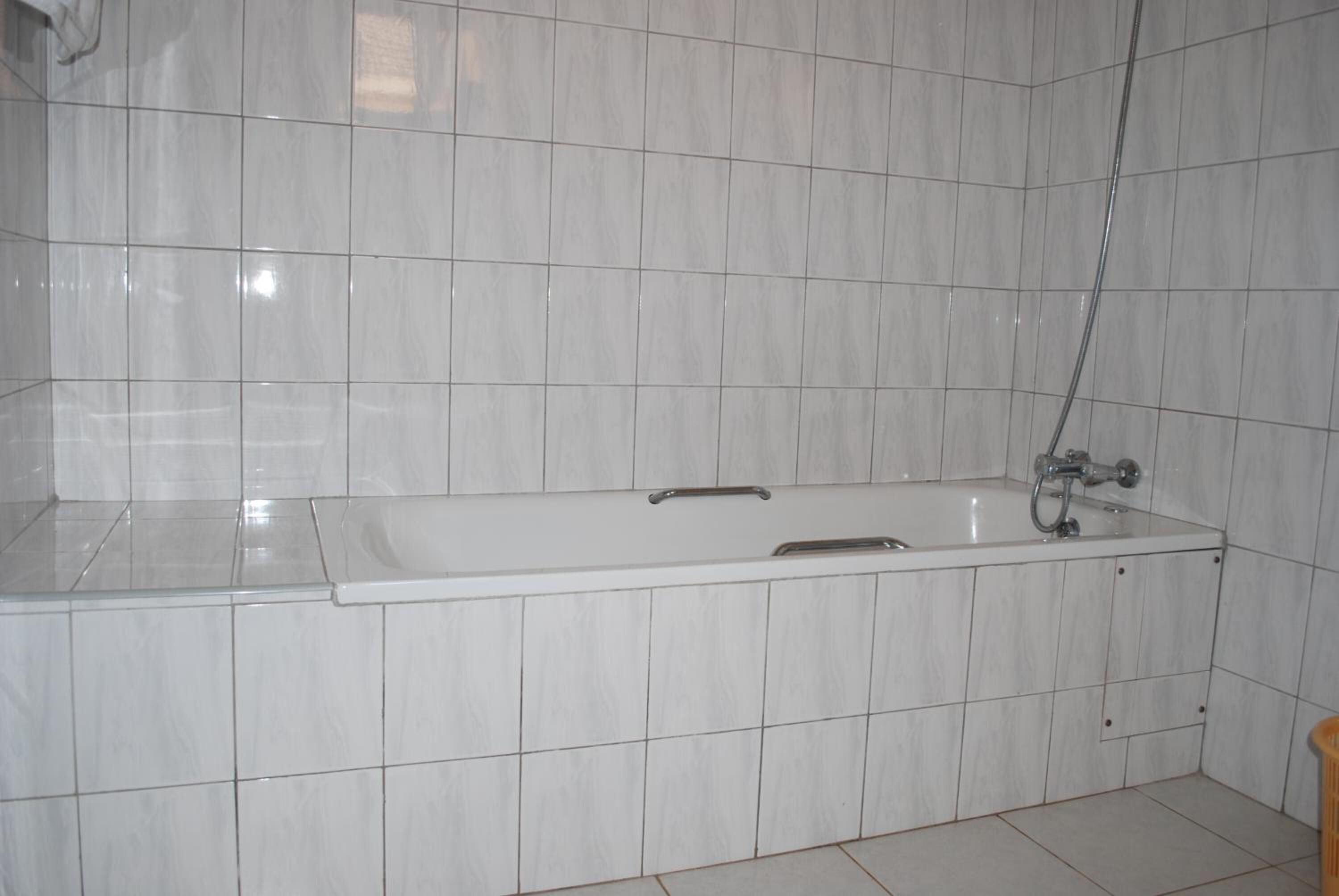 combined shower/bathtub, free toiletries, towels