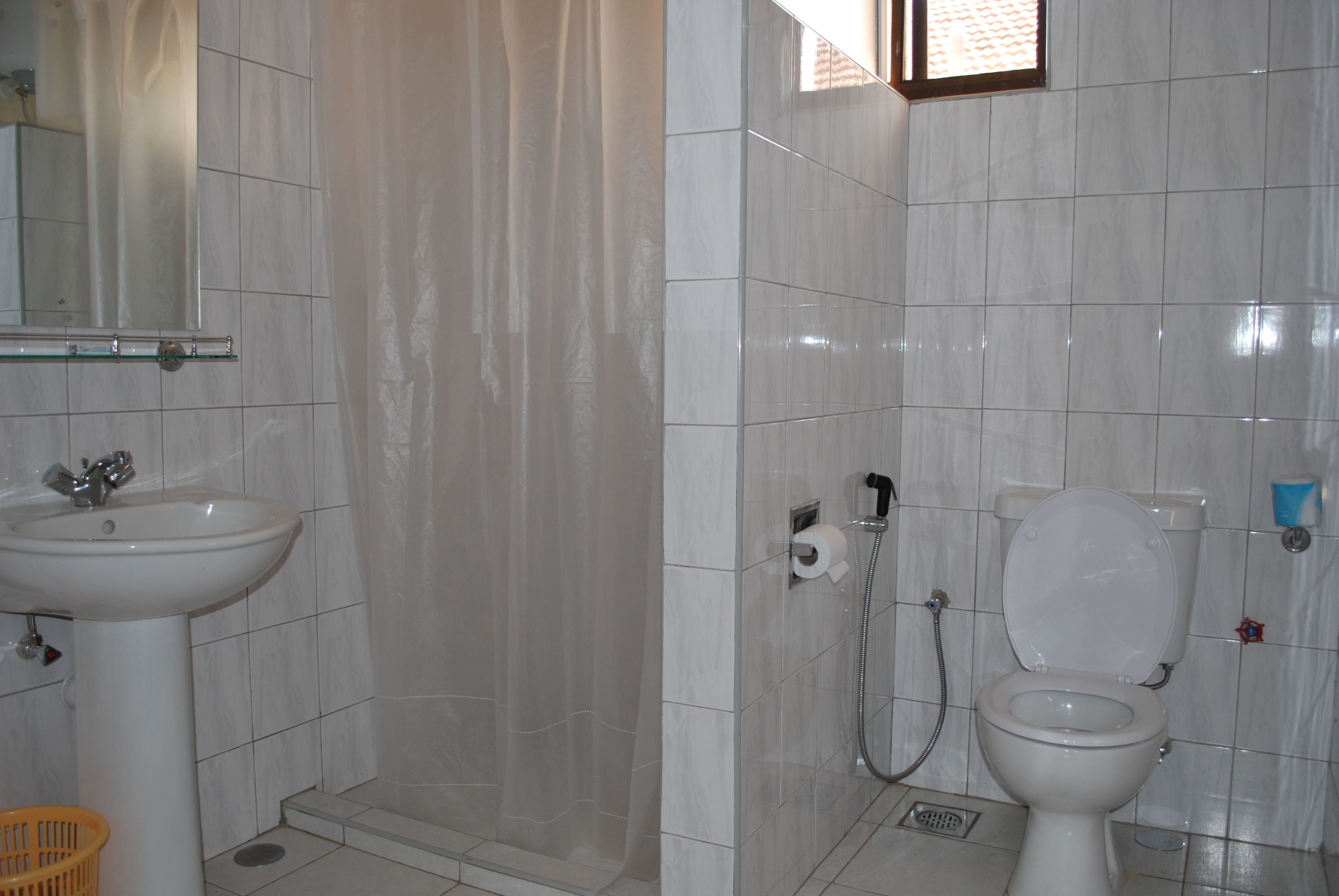 combined shower/bathtub, free toiletries, towels