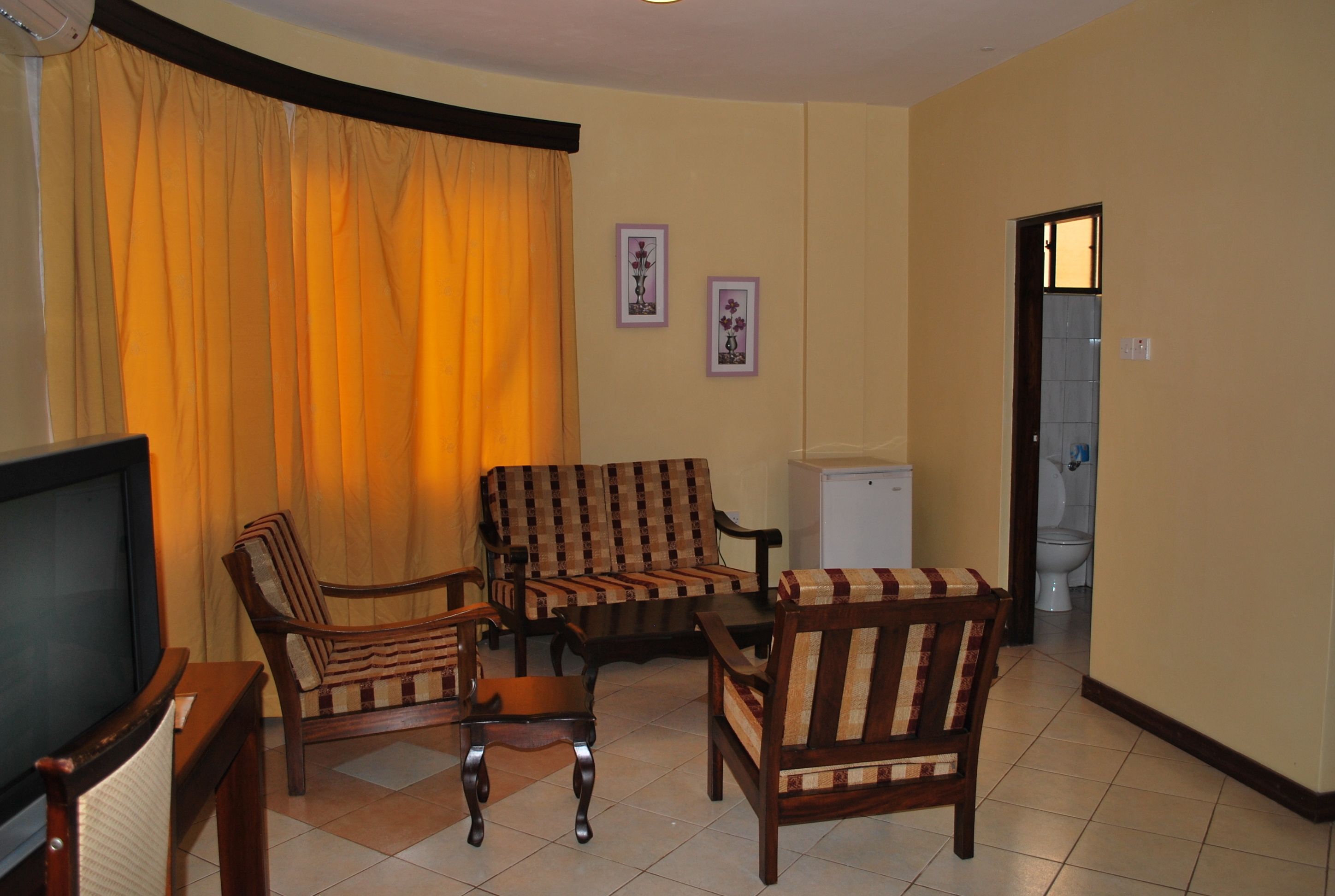 junior suite | living area | flat-screen tv