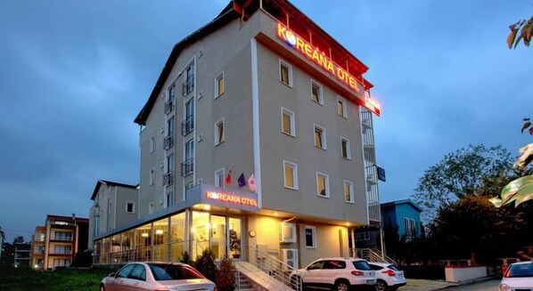 Fassade der Unterkunft – Abend/Nacht