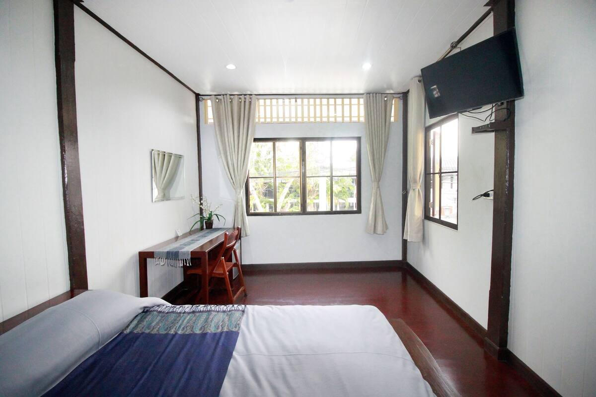 Standard King Room  | 迷你吧、办公桌、遮光窗帘、免费 WiFi