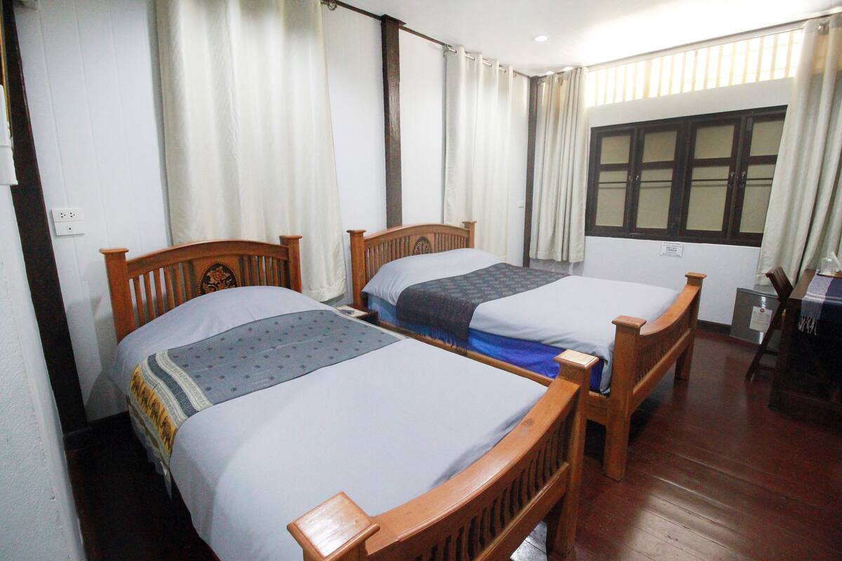 Standard Queen Room  | 迷你吧、办公桌、遮光窗帘、免费 WiFi