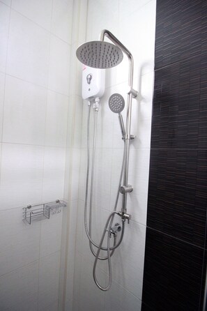 Standard Queen Room  | Bathroom | Shower, free toiletries, slippers, towels